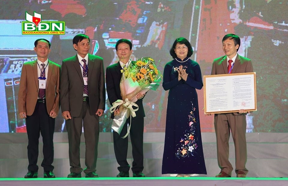 Mrs. Dang Thi Ngoc Thinh, Vice President, handed out the Resolution on establishing Gia Nghia City to local leaders