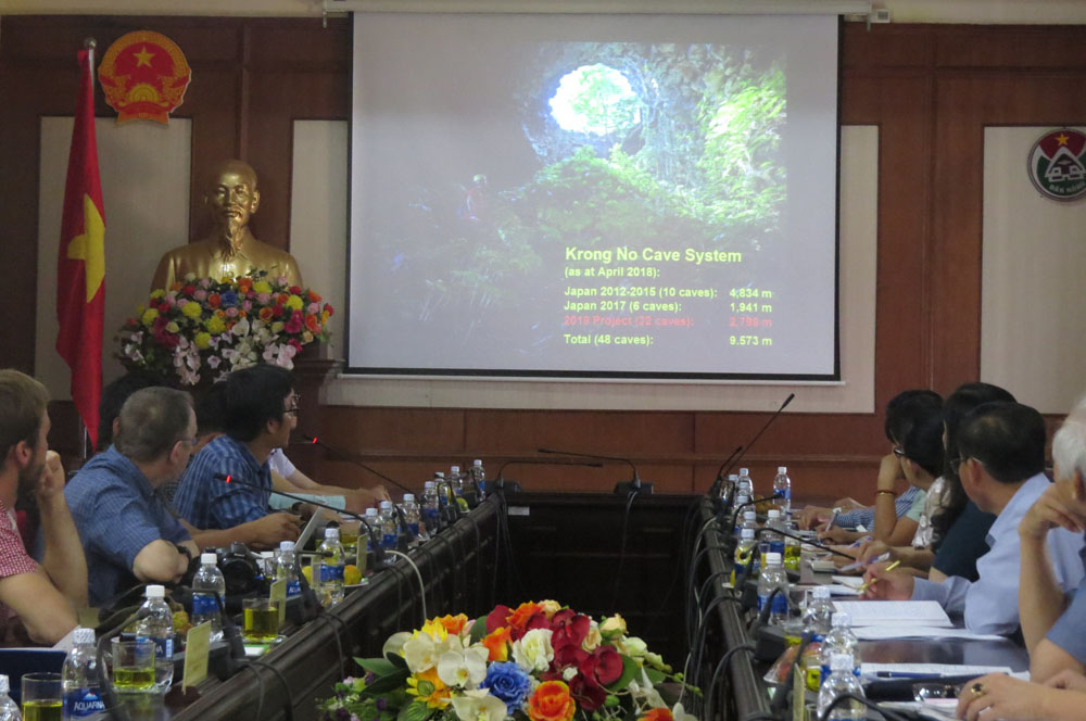 Dak Nong Provincial People's Committee met with international cave exploring team