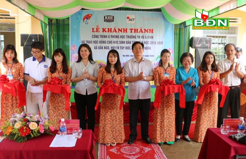Former Vice President - Truong My Hoa inaugurated the classroom and awarded scholarships to students in Dak Ngo and Quang Tin communes of Dak Nong province.